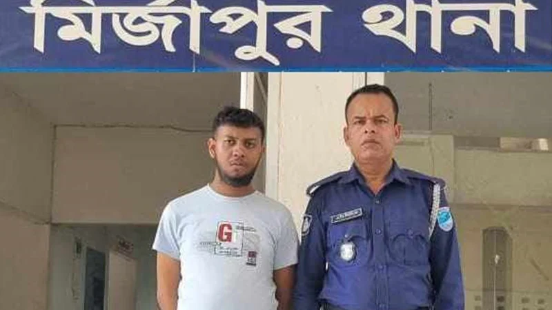 মির্জাপুরে নারী ক্রেতাদের পর্নোগ্রাফি তৈরি, দোকানি গ্রেপ্তার